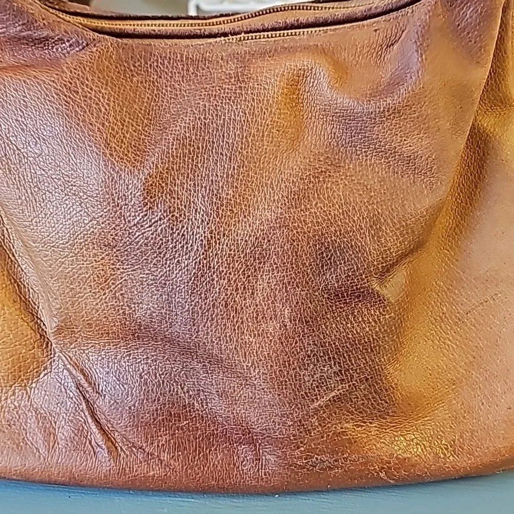Gun tote'n Momas, leather bag. Lots of zippers‎ and pockets.